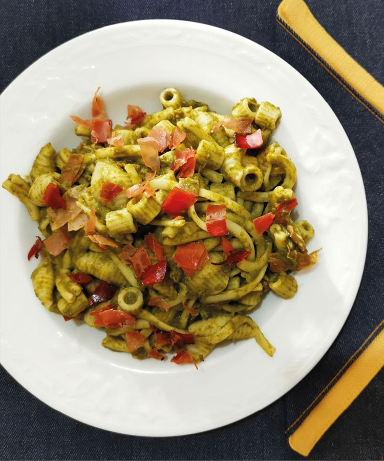 pasta-mista-con-rape-frullate-e-speck-croccante